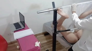 Novinha sendo examinada pelo ginecologista safado!