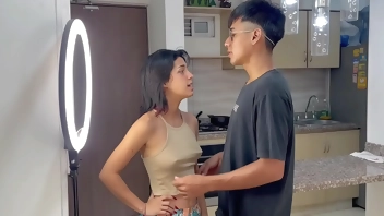 Le ayudo a mi pequeña hermanastra con sus redes sociales. Termino corriendome en su culo.