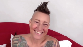 Desperate Amateurs Crimson Pearl Savanna Kate Lexi get their pussies stretched