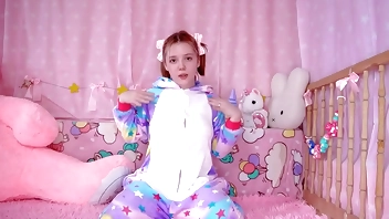 COZY ANAL: a babe in pajamas plays with her hole :3