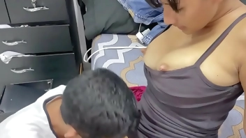 mi padrastro le es infiel a mi madre conmigo y se termina corriendo dentro de mi boca