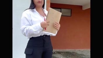 real estate advisor agreed to fuck with her client in the house to convince him to buy it