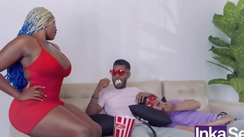 Dios Mío! Negra Milf de grandes tetas y culo enorme se folla a pareja gay por san Valentín