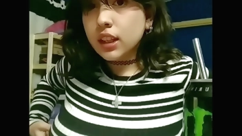 Mujer tetona se saca las saca