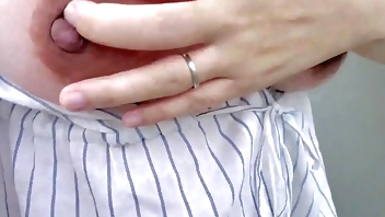 A married woman gets excited by outdoor masturbation and cums while squirting：The full video is→https://www.xvideos.red/channels/aika-frau