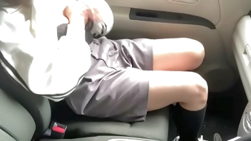 開放的なひとりエッチをしたくて森に車を停めて車内オナニーして気持ちよくなる女子◯生。沢山喘ぎながらオナニーは気持ちよかったです。