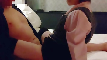 昼間から上に乗って腰を振るOLアシスタント 奥まで突くと喘ぐスケベな女の子 コスプレ 中出し フェラ クンニ