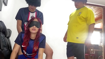Novia es Engañada con los Ojos Vendados por su Novio que Tiene que Pagar la Deuda del Partido de Futbol NTR