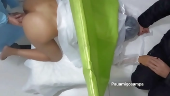 Camera flagra paciente sendo fodida no cu e na buceta durante a consulta na frente do marido