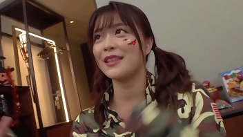 弾ける柔肌プリップリ尻！顔面可愛いさMAX19歳！！半乳&ハミ尻は完全無欠の悩殺コスプレ！！