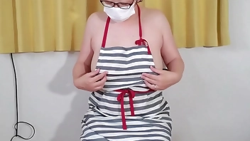 A perverted married woman masturbates while wearing an apron：The full video is→https://www.xvideos.red/channels/aika-frau