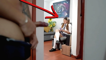 La compañera de colegio de mi hijastra me pone caliente y me masturbo mirándola - (Final inesperado)