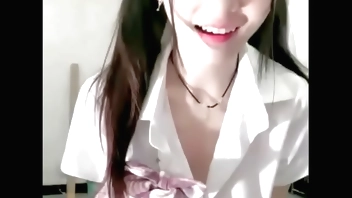 双尾甜美小姐姐！好久没播了！JK装短裙，脱光光道具自慰，假屌跳蛋双管齐下，闭眼很享受国产网约高端外围