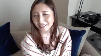 旦那の会社の目の前で…ゆる～い雰囲気の清楚なセレブ奥様が大胆に乱れ狂う！！淫美な身体を小刻みに震わせながら旦那では味わえない未知の快感・スリルに溺れ、イキ果てる！Part1