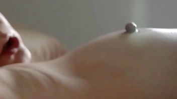 Japonesa casada gemendo e gozando no oral