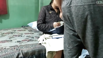 Sexo por dinero con mujer madura, finalmente hombre joven le llena de corrida el coño depilado