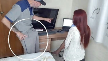 Dona de casa recebeu técnico para concertar seu computador.