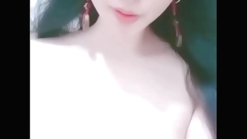 长发飘飘的美少妇，妩媚动人，没想到尺度还不错，第一视角白虎穴掰穴自慰，刺激外阴淫水很多国产网约高端外围