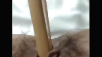 粉墨人生-骚货在宾馆寻找各种尖锐物体自慰