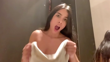 Me atraparon en el probador de la tienda haciendo squirt, corriéndose en todos lados