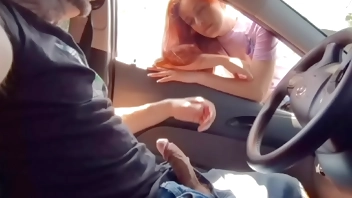 Tirei pau pra fora e me masturbei olhando para ruivinha que estava no ponto de onibus!