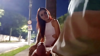 Punheta arriscada no ponto de ônibus ao lado de uma desconhecida linda e ?