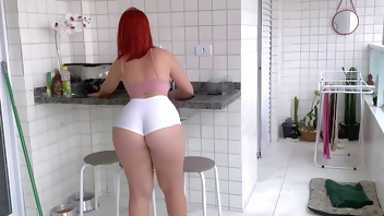 Contratei essa empregada, que delícia ver ela com esse shorts, eu não consigo me segurar