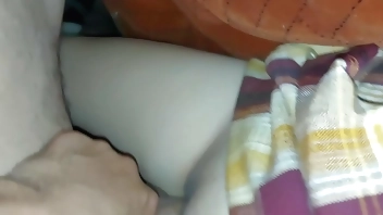 Young real student! He secretly fucks her at night when everyone is resting, Innocent stepdaughter is her perverted stepfather's semen bag, real homemade, 18