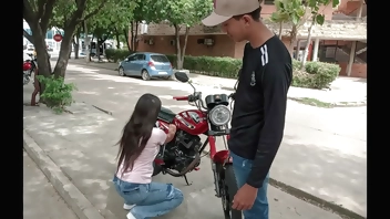 MI NUEVA AMIGA DE LA UNIVERSIDAD ME ESTABA AYUDANDO A ARREGLAR LA MOTO Y ME COBRO CON SEXO