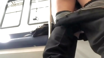 帰りの誰もいない田舎の電車内で手マンやフェラをしてみたくてバレないようにエッチする性に興味がある盛んなカップル。