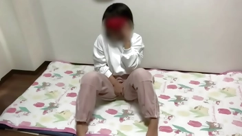 A female student buys a VR and masturbates while watching erotic videos so that her mom doesn't find out.