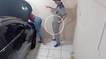 Patroa e cliente ficou com tesão na oficina do mecânico tarado!