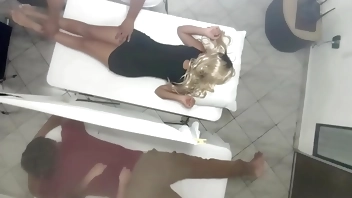 Masaje en Pareja quedo Grabado Cuando la Hermosa Esposa es Follada por el Masajista al lado de su Marido Cornudo NTR JAV