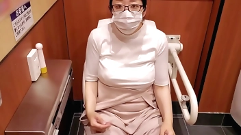 A married woman masturbates in the store's toilet while shopping