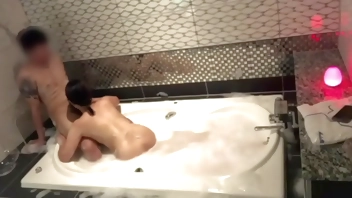 泡風呂でS◯Xする変態カップル