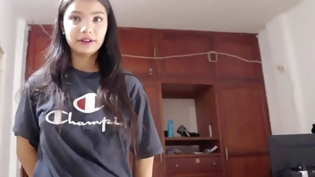 AMIGO pone una gran polla y se folla la boca de la Vecina mientras el programa ? creampie ?oral - porno en espanol - real casero