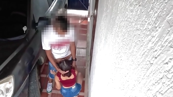 CHICA PETITE QUE ENCUENTRO EN LA CARRETERA SE DEJA FOLLAR A CAMBIO DE UN BOLETO PARA EL BUS