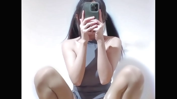 Mayuziii穿着高跟鞋和吊带袜用假阳具随着音乐节奏把自己插到高潮