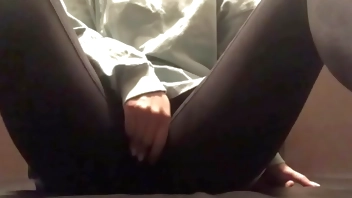 ネカフェでおもちゃ持参してエロ動画見ながらオナニーする女子◯生。最後の絶頂の時にビクンビクンと身体が反応してオナニーを満喫。