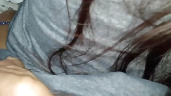 Primera vez siendo puta y me toca abrir su apretado coño, qué rico gime la primeriza. Video real casero