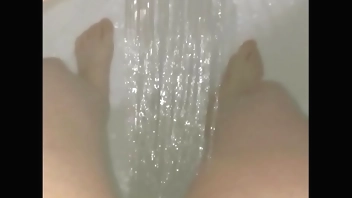 СБОРНИК женский писсинг, девушка писает стоя в душе, во время месячных в ванне, сосет дилдо и ссыт на него, писает в трусики