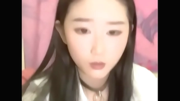 年轻的21岁小美女，全裸好身材，带乳夹和铃铛道具自慰，呻吟不止特写洞口很小玻璃棍抽插白浆很多  国产网约高端外围