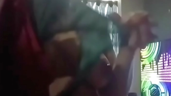 Se filtra vídeo casero de la pastora de la iglesia bailando desnuda, enormes tetas naturales.