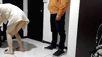 Freshly bathed I receive the delivery man and I receive him in panties so he can fuck me, we do the 69 standing up!!!