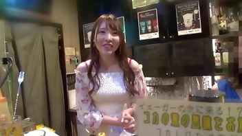 Emi, the lewd bar owner in Akabane, Kita-ku, appears! She mass-produces regular customers with her naughty hospitality created by the customer service skills she learned as a former Roppongi hostess and her naturally sensitive lewd constitution!