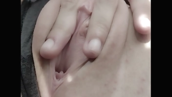 (AMATORIALE) fidanzata si sditalina in Taxi nel tragitto per tornare a casa  e mi invia il video per farmi vedere quanto è arrapata