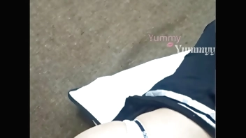 Tremenda mamada me puso mi compañera, con ropa de colegiala es penetrada en cuatro en un cuarto de hotel, puta colegiala penetrada por un compañero mayor