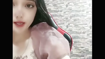 新疆漂亮妹子！黄播界迪丽热巴！应观众要求小秀一波，慢慢脱光光揉捏奶子，手指拍打小穴掰开特写国产网约高端外围