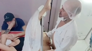 Esposa sacaneada durante exame na frente do corno!