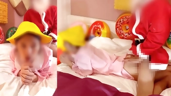 【えっちなクリスマス】小さいまんこに中出し！サンタさんと妊娠する練習